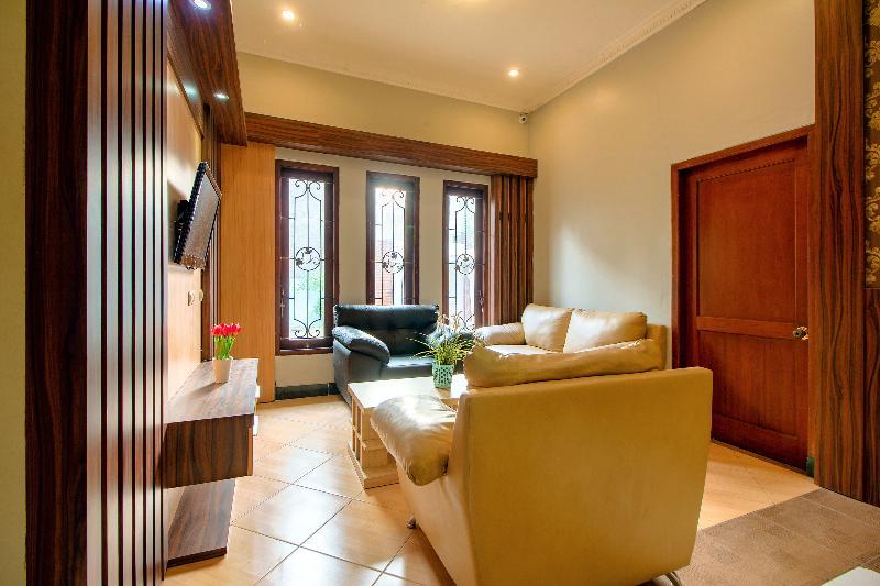 Oyo 1195 The Doctor'S Guest House Syariah Kejayan Экстерьер фото