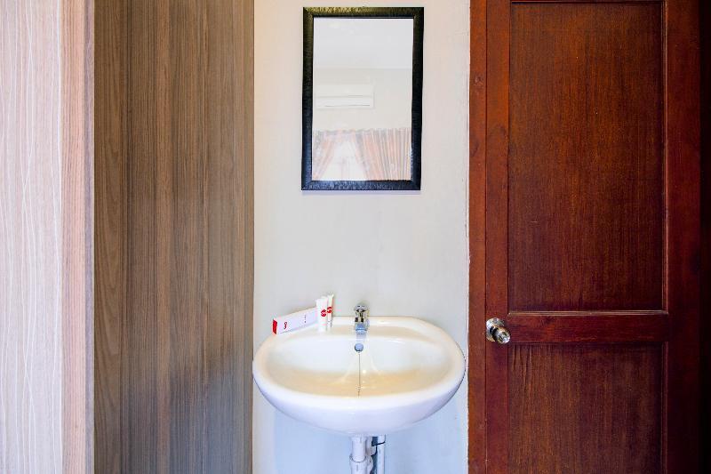 Oyo 1195 The Doctor'S Guest House Syariah Kejayan Экстерьер фото